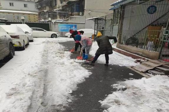 揭阳：高层住宅起火，邻里守望相助接力救人, 你怎么看小伙爬窗帮邻居救火视频年轻的时候，你都和表姐妹们发生过哪些难忘的事情呢