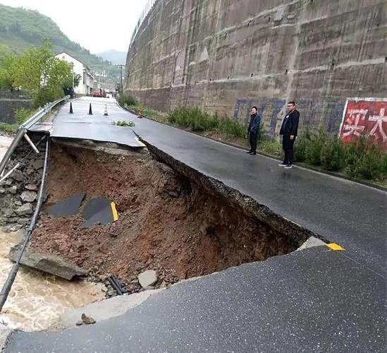 神兴公路现状陕西路段塌方龙记颤府发生什么事啊 专柜