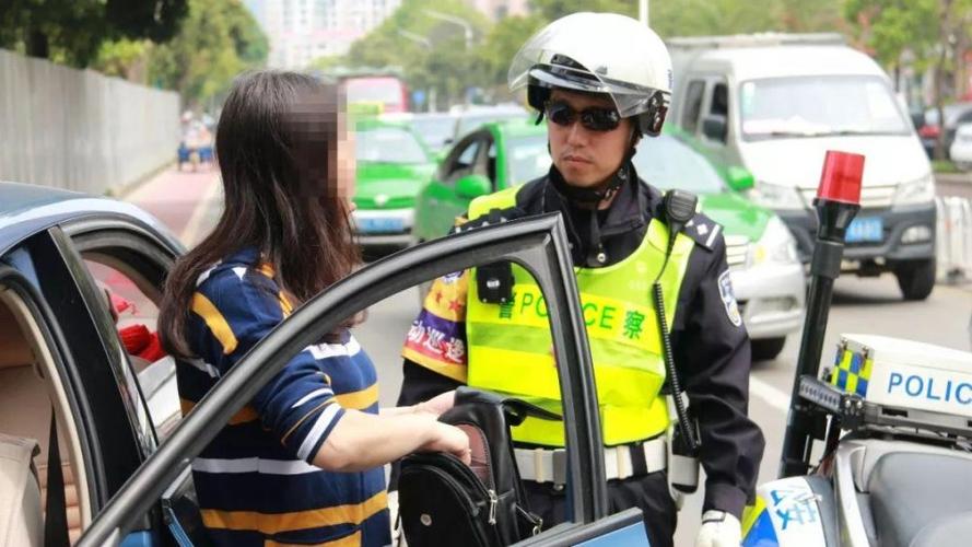 温州一女司机“神操作”惊呆交警，边抱孩子边开车, 你怎么看温州网红交警辞职事件铁骑和普通交警有什么区别