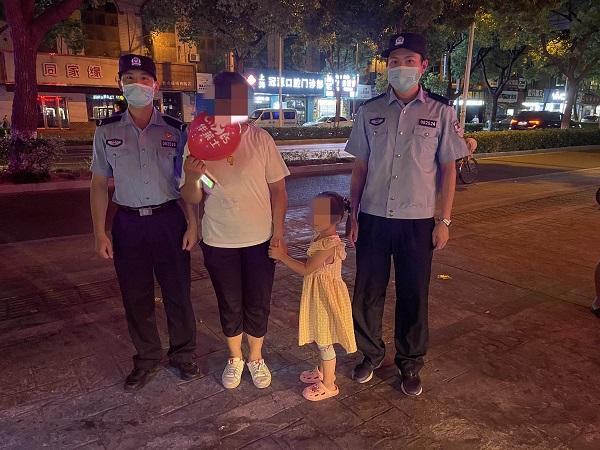 东方3岁女童景区走失，警方7小时后在人民医院附近宾馆内找回，现场控制4名可疑人员, 你怎么看景区10天走失45个娃儿青海失联女大学生遗骸被发现，是***还是意外死亡 美容5