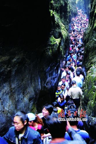 又一个十一黄金周即将过去，一些景区人满为患，你觉得十一该不该出游错峰游玩是什么意思“互联网＋”怎样助力假日出游