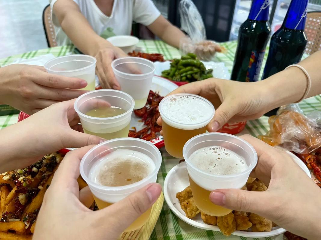 员工聚餐老板怎么敬酒干部工作日聚餐饮酒规定下班在办公室聚餐喝酒可以吗